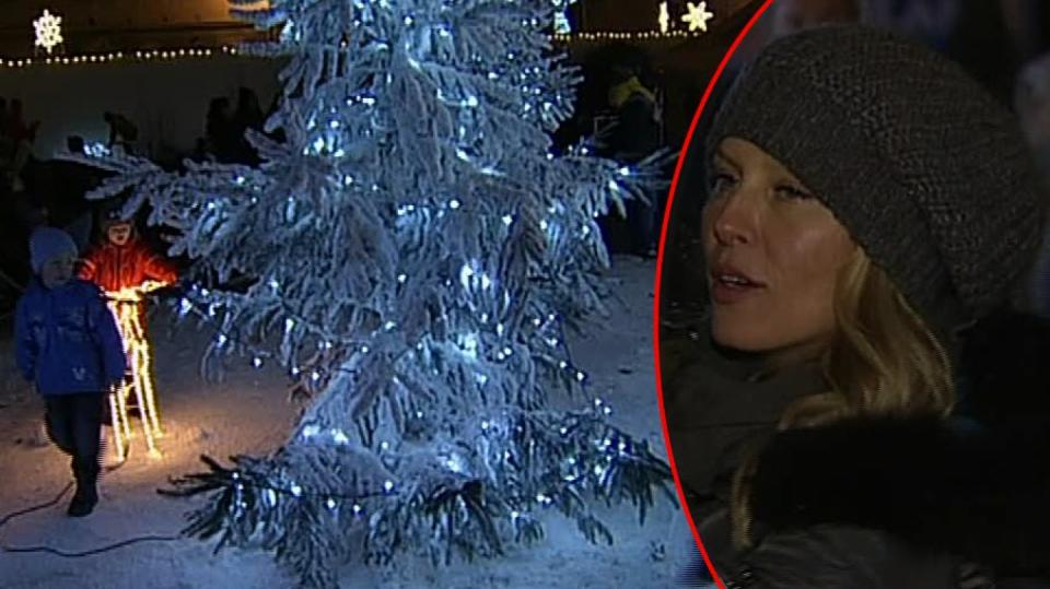 Video VIP zprávy: Simona Krainová zažila u vánočního stromku hned dvojité překvapení. Podívejte se!